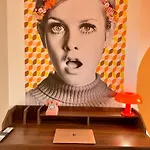 La Twiggy , 70's Vintage, Center *