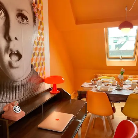 La Twiggy , 70's Vintage, Center Apartment *