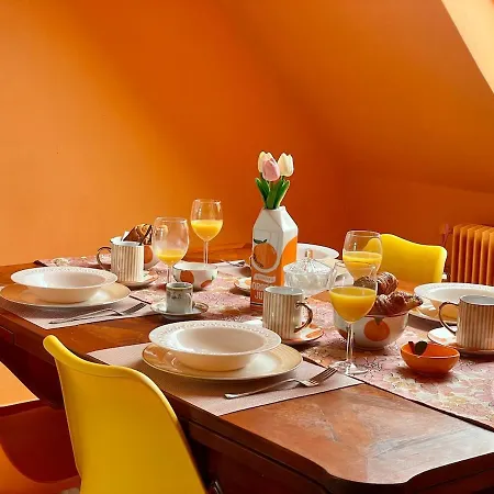 La Twiggy , 70's Vintage, Center Apartment *