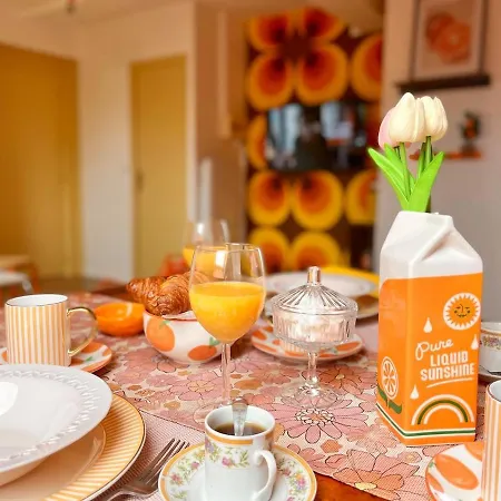 La Twiggy , 70's Vintage, Center Apartment *