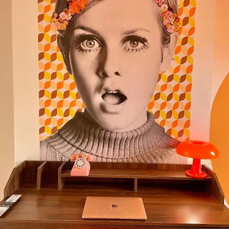 La Twiggy , 70's Vintage, Center *
