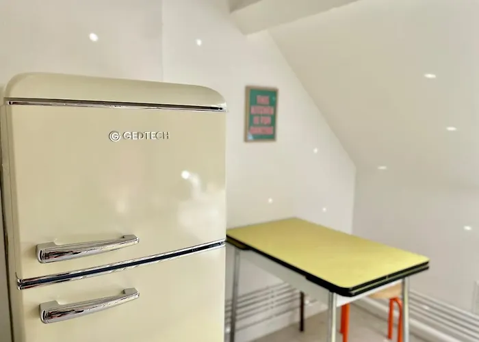 Apartment La Twiggy , 70's Vintage, Center *