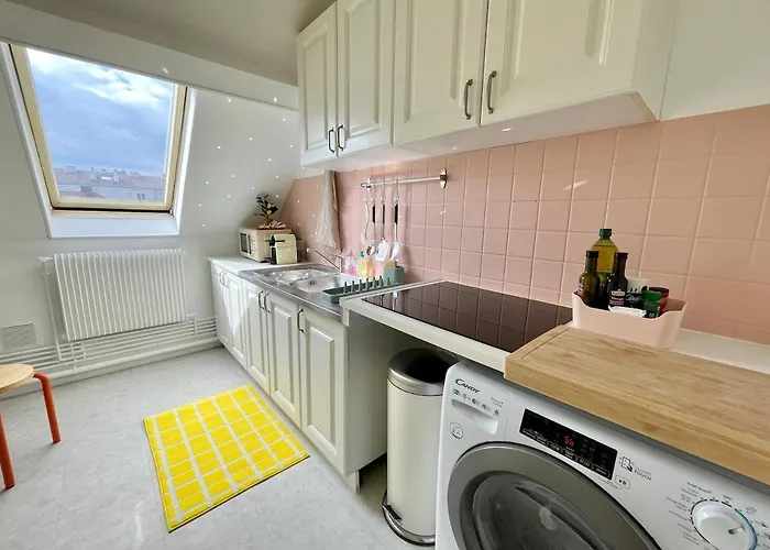 La Twiggy , 70's Vintage, Center Apartment *