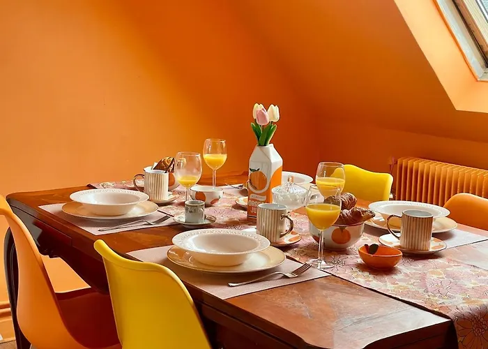 La Twiggy , 70's Vintage, Center Apartment *