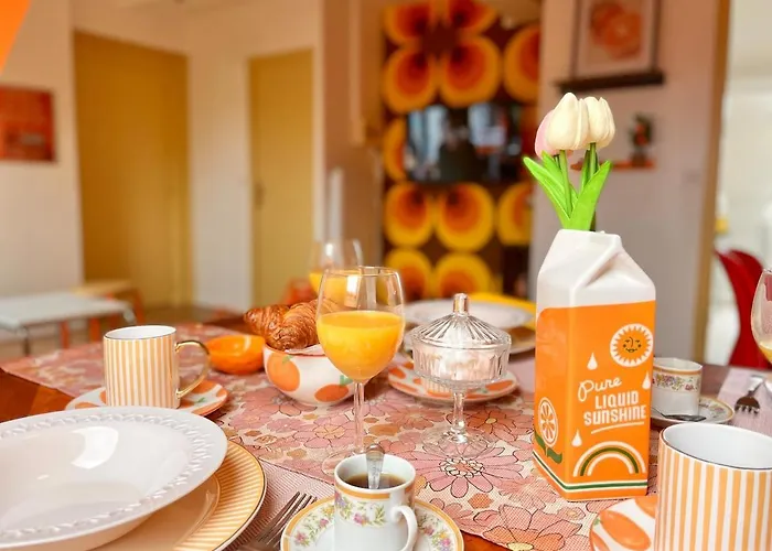 La Twiggy , 70's Vintage, Center Apartment *